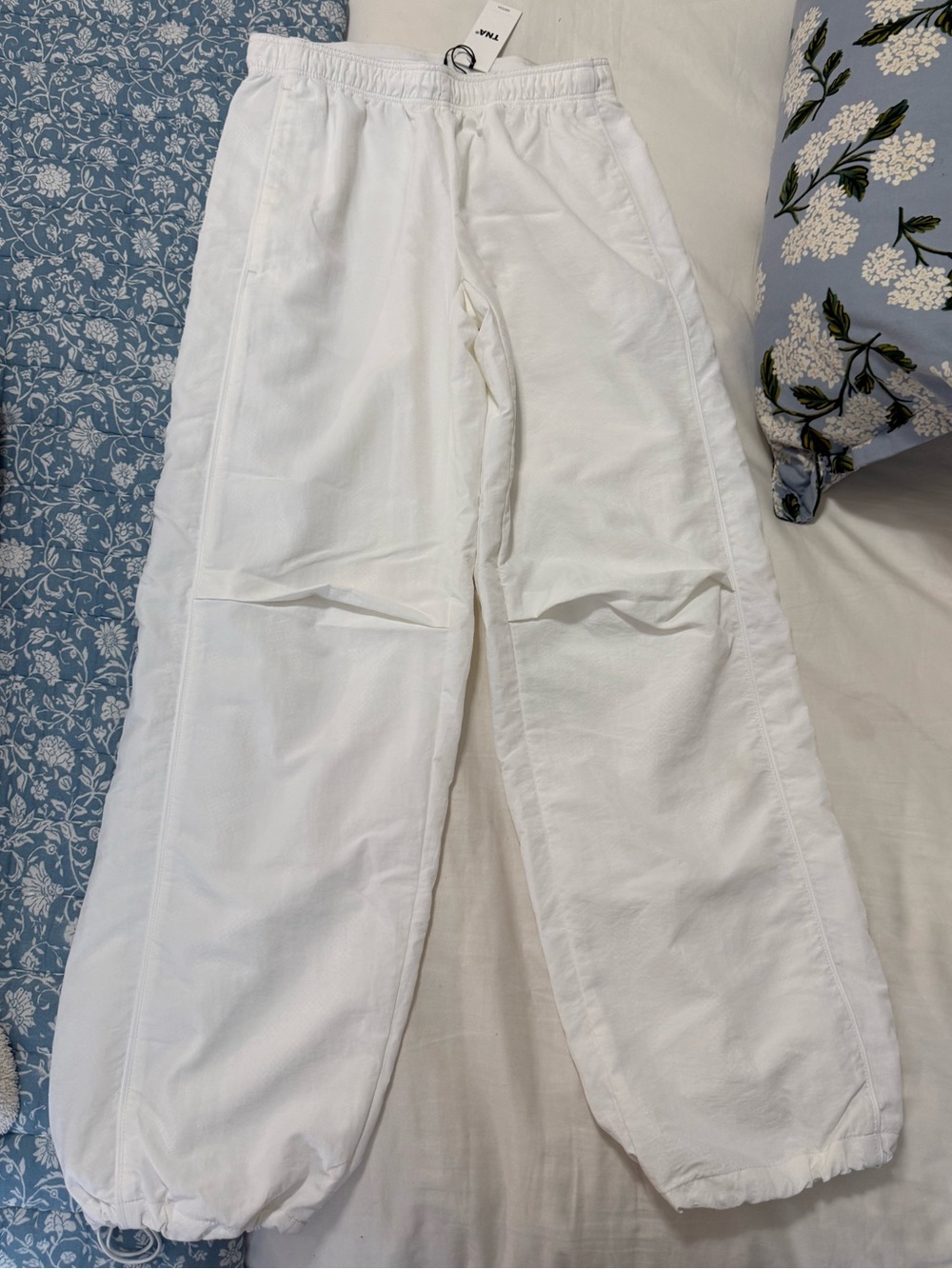 Aritzia TNA Mercer track pants in white size xs